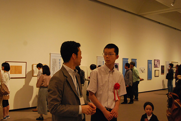 展示室での高校生特派員の様子