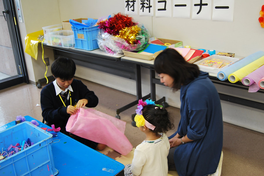 こどもと触れ合う高校生特派員の様子4