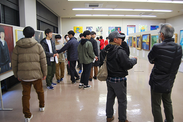 高校生特派員美術展覧会でにぎわう様子2