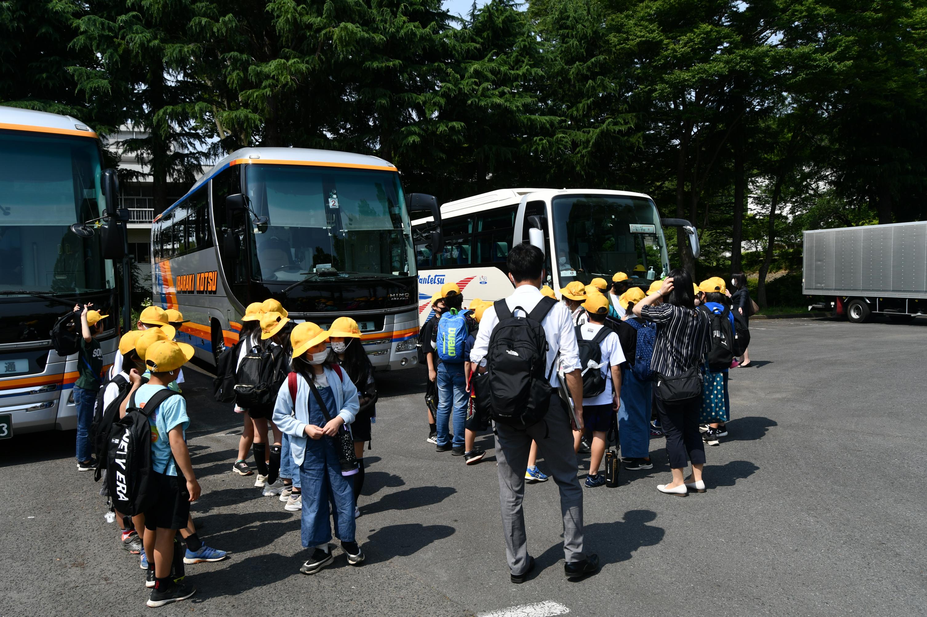 アートバスに乗り込む小学生