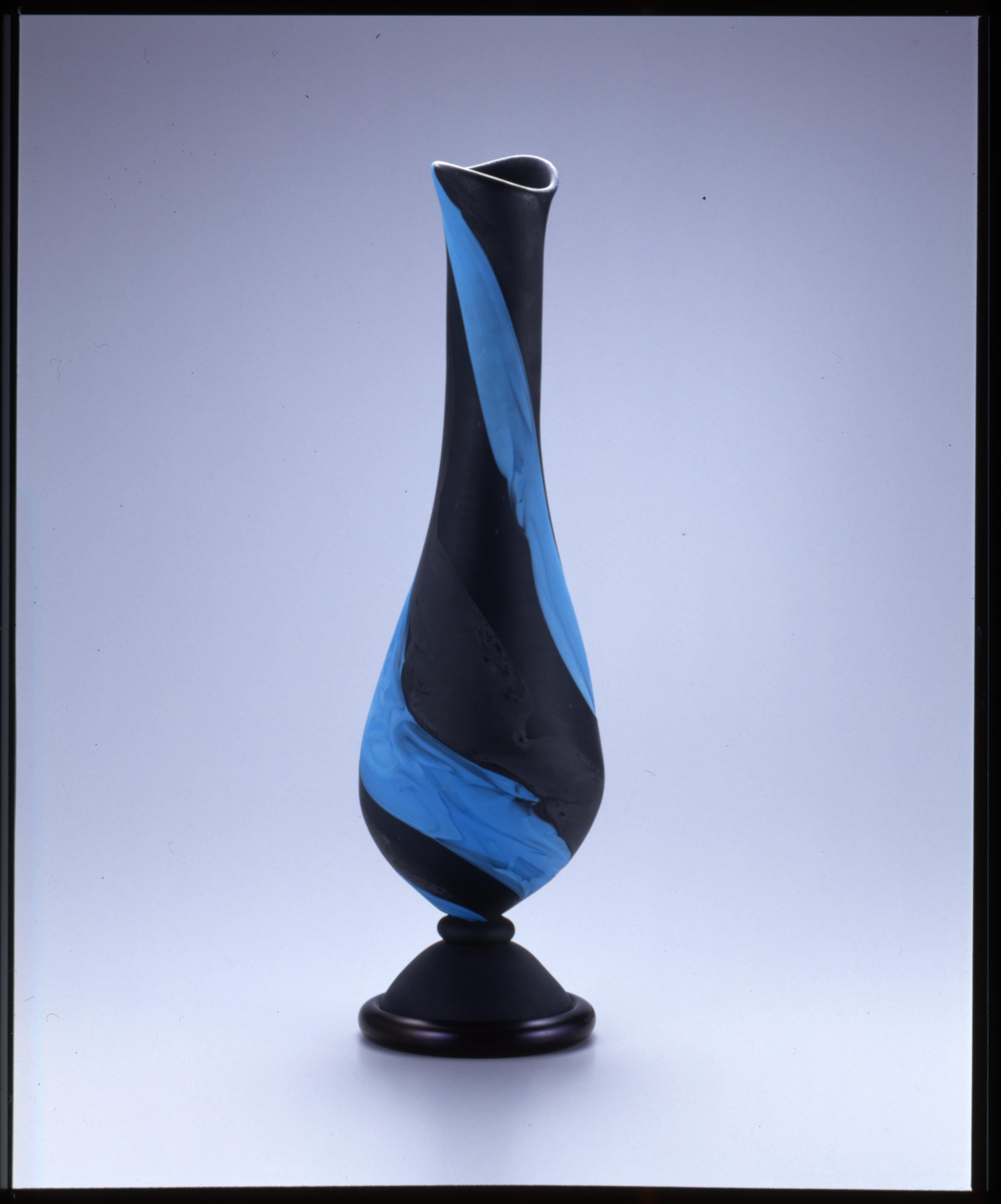 岩田久利_「捻り台付花生」_L